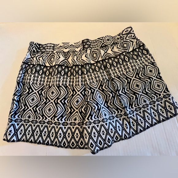 J CREW TROPEZ SHORTS. BLACK AND WHITE. SIZE 10 - Picture 3 of 5